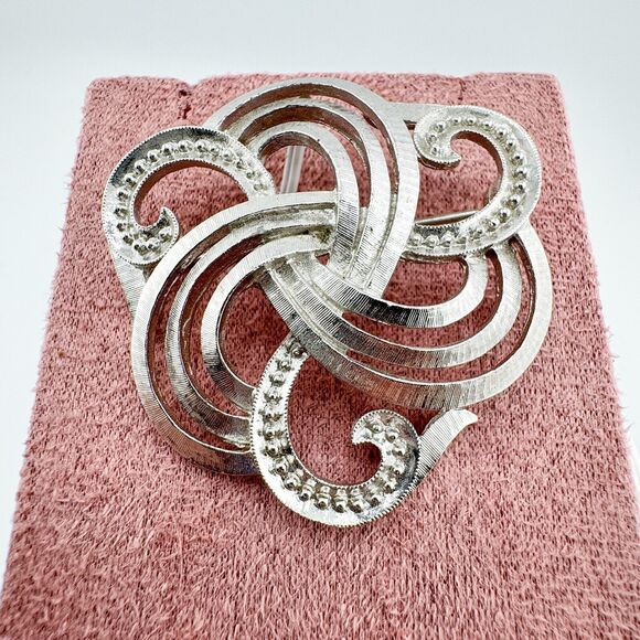 Vintage Monet Swirl Filigree Brooch Textured Elegance Glamour Timeless Retro - Picture 4 of 7